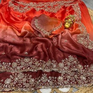 Sari de soirée VASTRA COTTAGE en soie pure et velours brillant, orné de perles dorées originales et de broderies à la main avec des sequins, avec pièce de blouse assortie. - Product Image 2