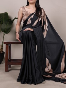 Elegante Saree de Seda Negra con Estampado Floral Beige, Impresión Digital, para Fiestas, Estilo India/Pakistán, Largo hasta el Suelo, para Mujer - Product Image 1