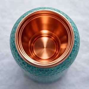 Bouteille d'eau en cuivre de designer, motif nid d'abeille vert, finition laquée, idéale pour les cadeaux – Nouveauté très prisée - Product Image 3
