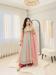 Ensemble indien pakistanais Anarkali rose et vert Salsa Crush Butty avec broderie de sequins et perles, robe longue et dupatta - Product Image 2