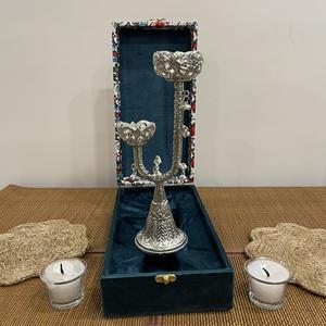 Support de bougie en argent plaqué avec gravures et bougies en verre - Product Image 4