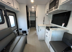 Compre una caravana moderna, totalmente equipada, lista para exportar, con cocina de lujo, ligera, 4x4, para 6-8 personas. - Product Image 3