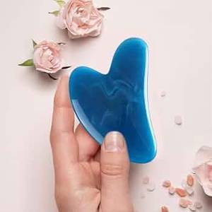 Planche de massage Gua Sha en résine en forme de cœur, faite à la main, avec logo personnalisé, FAIZA CRAFT - Product Image 1