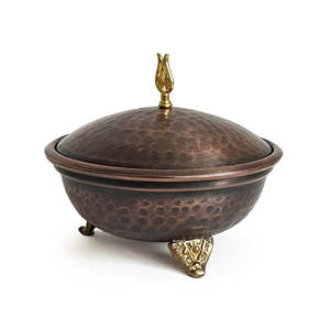 Plat de service en cuivre Hunkar martelé à la main de haute qualité avec couvercle sphérique, aspect antique - Product Image 1
