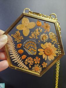 Cadre photo flottant hexagonal décoratif avec fleurs séchées pressées et papillons, cadre mural en métal laiton et verre - Product Image 1