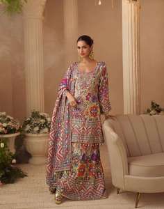 Traje cómodo de crepé natural estampado y con trabajo Aari, con pantalón palazzo y dupatta. Elegante ropa india para mujer. - Product Image 1