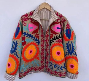 Chaqueta de Lino Beige con Bordado Suzani para Mujer, Chaqueta Boho con Bordado Floral Colorido, Cuello Alto, Forro a Rayas, Estilo Folclórico, para Invierno - Product Image 3