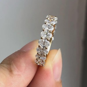 Anillo de Eternidad con Diamante Ovalado Cultivado en Laboratorio de 3 Quilates, Oro Amarillo de 10K con Puntas Compartidas, Certificado IGI - Product Image 2