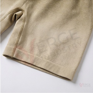 Ensemble de yoga sans couture pour femmes, 2 pièces, haut court dos nageur, short taille haute, couleur unie beige, tenue de sport - Product Image 6