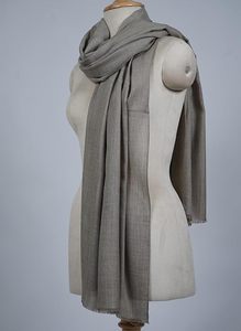 Elegante Pashmina de Cachemira Unisex, Estola Lisa, Suave y Ligera, Color Caqui, Chal de Diseño de Lujo, Perfecto para Ocasiones Festivas - Product Image 6