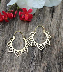 Boucles d'oreilles créoles en or faites à la main, motif pétale de lotus, découpées, style bohème ethnique, bijoux tendance pour femme - Product Image 2