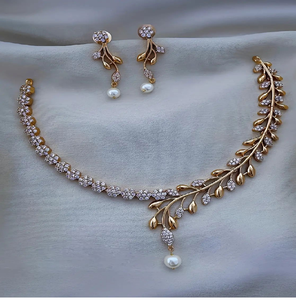 Collier intemporel en feuille d'or et fleurs, orné de gracieuses perles tombantes, disponible à prix de gros. - Product Image 1