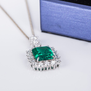 Collar con Colgante Clásico de Diamante Cultivado en Laboratorio con Corte Esmeralda en Oro de 18K para Mujer, con Halo de Diamantes, Certificado IGI, Estilo de Lujo - Product Image 2