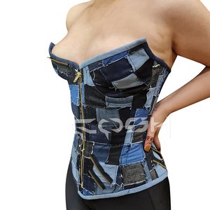 Corset bustier en jean patchwork streetwear, style rétro, effet usé, avec fermeture éclair antique sur le devant - Product Image 4