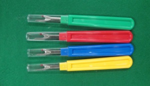 DK-419 ที่ฉีกตะเข็บคุณภาพสูง ดีไซน์เรียบง่าย พร้อมลูกบอลสีแดงและด้ามจับแบบแบน |   เครื่องมือเย็บผ้าที่สะดวกสบาย พลาสติกหลากสี - Product Image 5