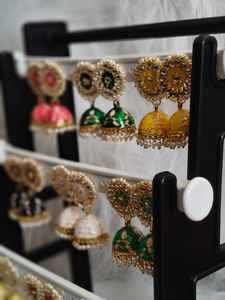 Juego de pendientes Meenakari Kundan con perlas para mujeres y niñas |   Joyería india, pakistaní y punjabí |   Recuerdo de Boda Nikah Heena Haldi - Product Image 2