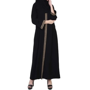 Abaya noire brodée à devant ouvert avec détails dorés pour femme – Tenue islamique modeste pour événements formels et prières – Vente en gros - Product Image 5
