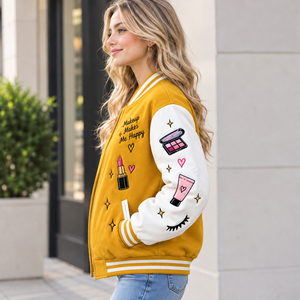 Veste universitaire jaune personnalisée de qualité supérieure pour femmes, avec broderies et patchs, et manches blanches style Letterman. - Product Image 4