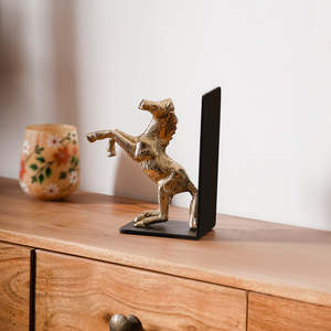 Serre-livres en aluminium doré en forme de cheval avec base noire, sculpture élégante de cheval au galop, support décoratif en métal pour livres de luxe - Product Image 6