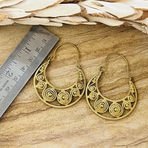 Boucles d'oreilles créoles spirales bohèmes, bijoux tribaux en laiton pour femmes, finition laiton antique, croissant céleste, favoris des marchés, vente en gros/OEM - Product Image 2