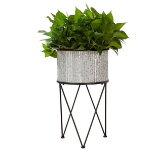 Ensemble de 3 bacs à plantes en métal galvanisé avec pieds en fer à revêtement poudré noir, style moderne farmhouse, pour l'intérieur et l'extérieur - Product Image 2