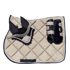 Ensemble de tapis de selle de dressage en sublimation anglaise personnalisés, écologiques et de haute qualité, avec bonnet anti-bruit en satin et mousse pour chevaux - Product Image 2
