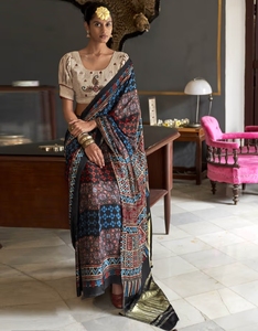 Sari en soie mélangée noir à imprimé numérique pour femme KV, avec chemisier non cousu, réversible et infroissable, idéal pour les occasions de mariage - Product Image 4