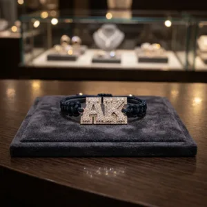กำไลข้อมือเพชรโมอิสซาไนต์ AK Initial ชุบทอง ประดับเพชรแบบ Pave Setting สำหรับทุกเพศ หรูหรา กำไลแบบ ID ทรงกลมเจียระไนแบบ Brilliant Cut เหมาะสำหรับสวมใส่ทุกวัน - Product Image 1