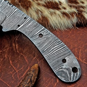 Couteau Bowie à pointe clip en acier Damas, manche pleine longueur, 12,5 pouces - Acier forgé à la main, pour la chasse et le camping, fait à la main par un forgeron - Product Image 2