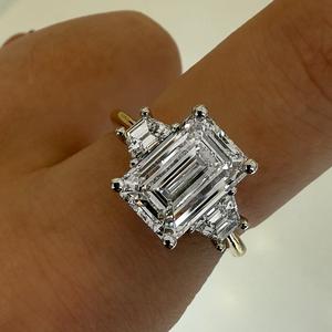 Bague de fiançailles en moissanite taille émeraude 6.0 CTW, or massif 14 carats, trois pierres, bague de mariage, cadeau d'anniversaire exceptionnel pour elle - Product Image 1
