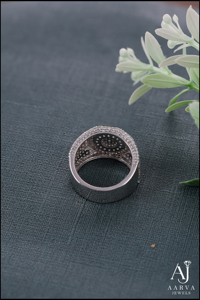 Anillo de Moissanita Chapado en Rodio con Incrustaciones de Oro, Corte Brillante Redondo, Banda de Plata con Engaste Pavé para Compromiso, Boda o Fiesta - Product Image 3