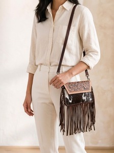 Sac à bandoulière de voyage léger en cuir véritable style bohème avec imprimé vachette et franges à pompons, fermeture à rabat à sangle unique - Product Image 5
