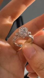 Anillo clásico de moissanita con corte redondo, chapado en rodio, estilo Art Deco, anillo de boda original de plata 925 para mujer, regalo elegante para compromiso. - Product Image 4