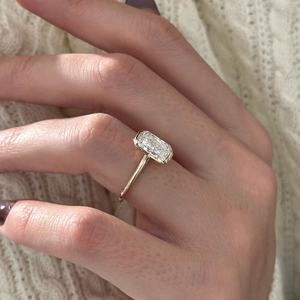 Anillo de Compromiso con Diamante Cultivado en Laboratorio, Corte Radiante Alargado de 3 Quilates, Media Engaste, Oro Amarillo de 14k, Certificado IGI - Product Image 1