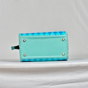 Bolsa de Viaje de Cuero Hecha a Mano de Lujo con Patrón de Diamantes y Panel de Piel de Vaca, Color Azul - Product Image 4