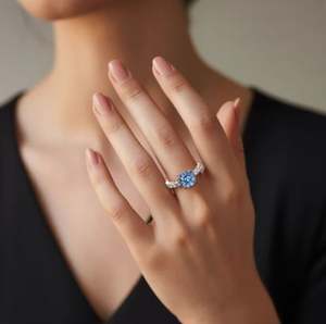 Anillo de Compromiso, Boda y Propuesta de Matrimonio de Lujo con Moissanita Azul Redonda en Engaste de Oro sobre Plata de Ley 925 - Product Image 4