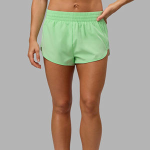 Pantalones cortos elásticos para entrenamiento de cintura – Ropa deportiva y de gimnasio para mujer - Product Image 1