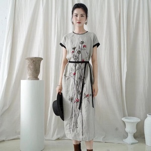 Elegante Vestido Maxi de Lino con Bordado Floral Hecho a Mano, Vestido Largo Estilo Boho Chic con Cuello Redondo y Corte en A, Color Beige, para Mujer - Product Image 1