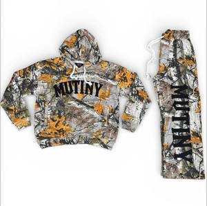 Conjunto deportivo con estampado de jungla hecho en French Terry para hombre, con efecto desgastado y pedrería, de algodón grueso y pesado. - Product Image 3