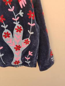 Veste Suzani en velours noir brodée à la main avec motif floral et oiseaux cactus, manches longues, col montant, style bohème, vêtement d'extérieur d'hiver - Product Image 3