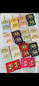 Realza tu look festivo con este exquisito bolso bandolera bordado a mano, diseñado para combinar el encanto tradicional con la elegancia moderna. - Product Image 5