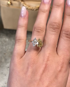 Anillo Solitario de Dos Piedras con Diamante Amarillo en Forma de Pera de 2.4 CT y Diamante Cultivado en Laboratorio con Corte Marquise de 1.4 CT, Certificado IGI - Product Image 2