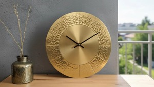 Horloge murale contemporaine en or martelé, idéale pour l'entrée et les murs latéraux, ajoute une touche de texture et d'intérêt visuel, vente en gros depuis l'Inde - Product Image 2