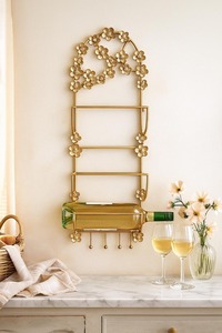 Porte-bouteille mural en métal doré avec détails floraux pour la décoration de la maison, le style de bar et l'accueil des invités, provenant d'Inde - Product Image 2