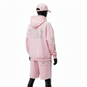 ชุดเซ็ตฮู้ดดี้และกางเกงขาสั้นผ้าฟลีซผสมคอตตอนโพลีเอสเตอร์คุณภาพสูง 320 GSM สำหรับผู้ชาย สัมผัสนุ่ม สีชมพู พร้อมโลโก้ประดับคริสตัล - Product Image 5