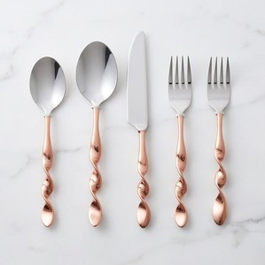 Ensemble de couverts élégant 5 pièces, argent, or rose, finition miroir, manche torsadé, couverts en métal modernes pour mariage - Product Image 1