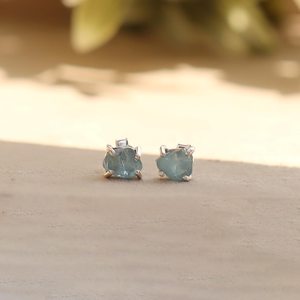 ต่างหูเงินแท้ประดับพลอยอะความารีนดิบสำหรับผู้ที่เกิดเดือนมีนาคม เครื่องประดับมินิมอล - Product Image 2