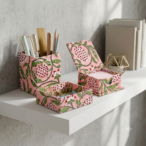 Organizador de Escritorio Multiusos de Madera con Impresión Artesanal Ridhi, de Dos Niveles, con 3 Portaplumas, Bandeja para Clips y Caja para Notas, Color Rosa - Product Image 1