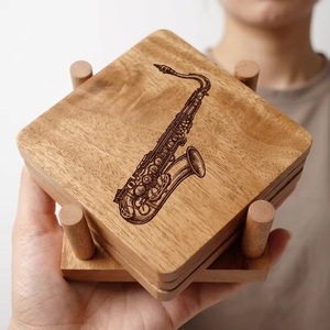 Juego de Posavasos de Reno de Madera Quemada a Mano, Diseño Rústico Cuadrado, Hechos a Mano, 10 cm de Diámetro, Arte con Cuentas - Product Image 1