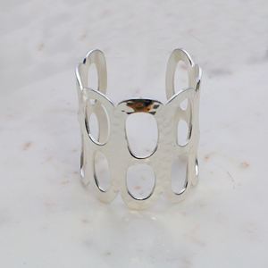 Brazalete de latón martillado hecho a mano - Brazalete geométrico audaz con aberturas - Brazalete ancho llamativo para mujer - Product Image 5